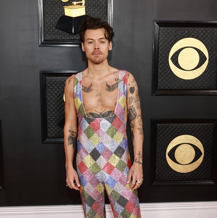 Harry Styles aposta em brilho e cores para o Grammy 2023 — Foto: Matt Winkelmeyer/Getty Images for The Recording Academy