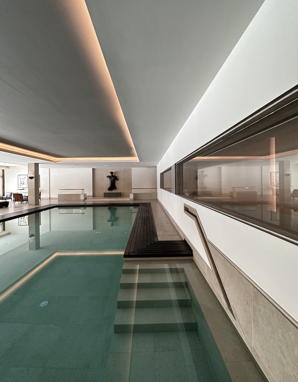 A piscina interna do spa do hotel Four Seasons Ritz Lisboa — Foto: Charles Piriou