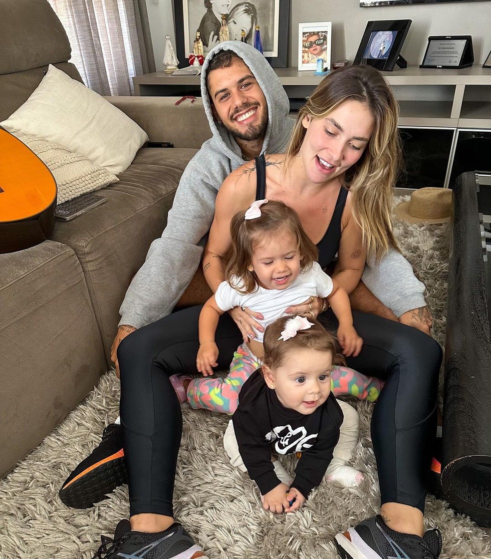 Zé Felipe e Virgínia com as filhas em casa — Foto: Instagram/Reprodução