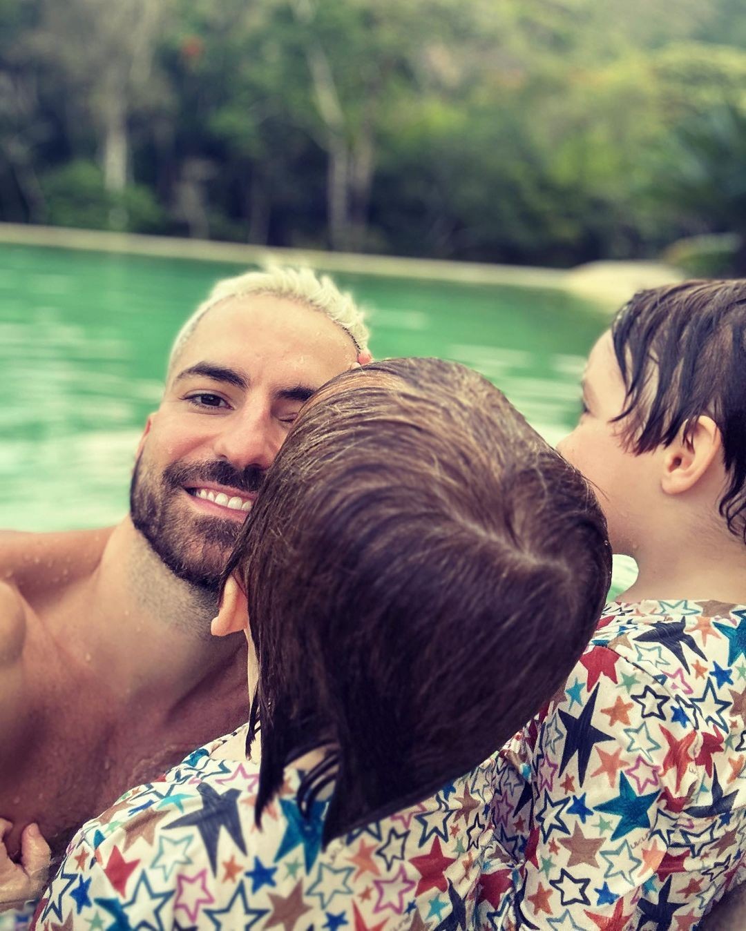 Thales Bretas, viúvo de Paulo Gustavo, curte piscina com os filhos ...