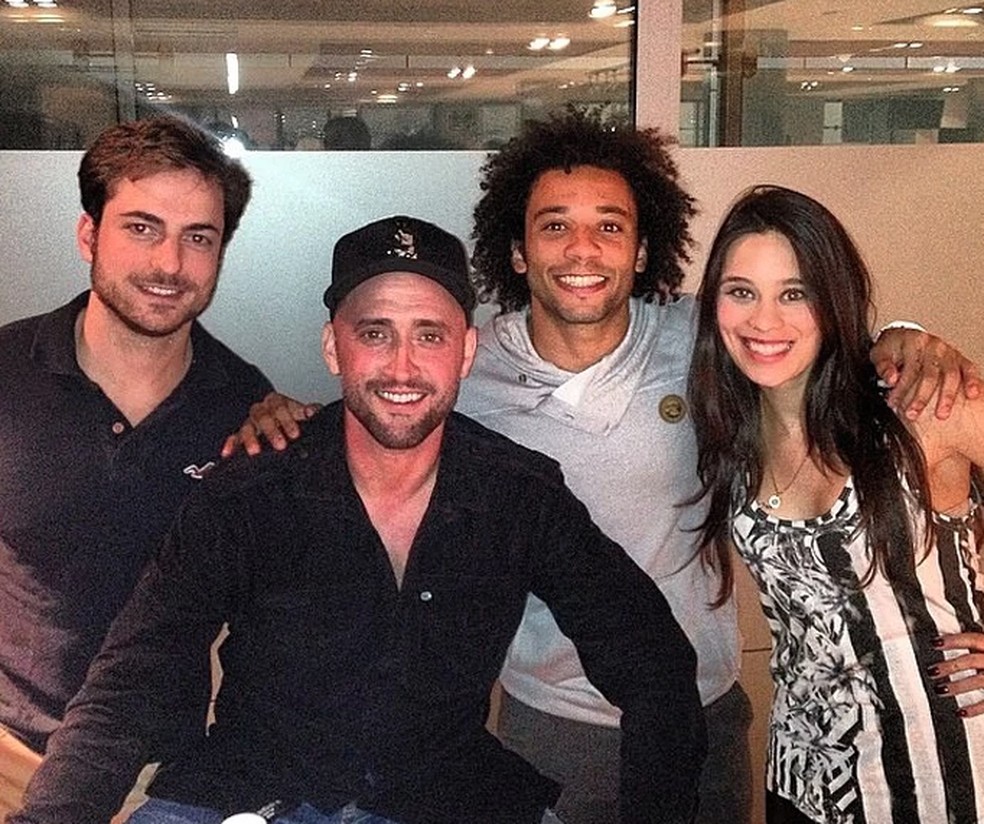 Ao lado da esposa Clarice, Marcelo recebeu visita do ator Paulo Gustavo e Thales Bretas, em março de 2017 — Foto: Divulgação Instagram