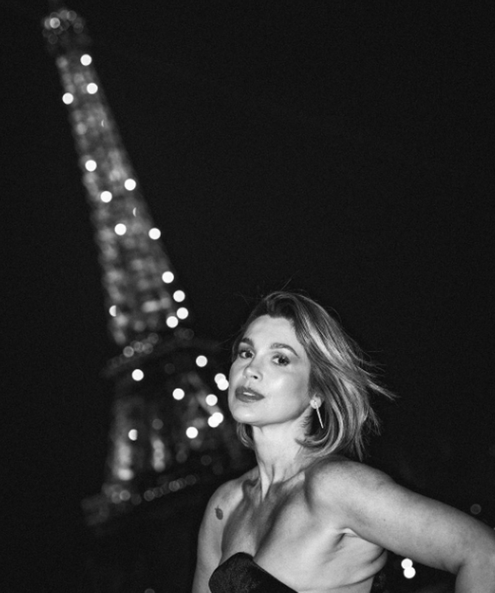 Flávia Alessandra aposta em vestido preto para noite em Paris
