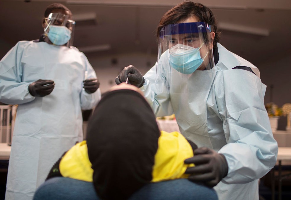 Um terço das 80 doenças observadas por estudo continuam sendo mais perigosas para a população infectada mesmo após dois anos do contato original com o  SARS-CoV-2 — Foto: Getty Images