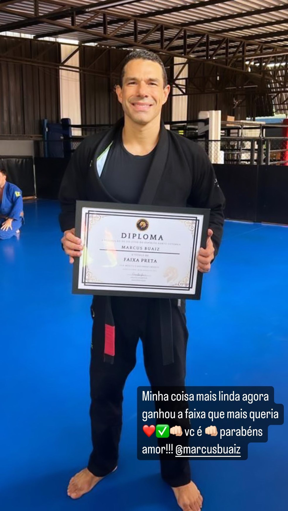 Marcus Buaiz com o diploma de faixa preta. — Foto: Reprodução/Instagram