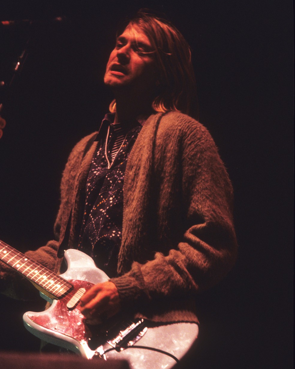 Kurt Cobain: com camisetas rasgadas, jeans surrados e cardigãs icônicos, ele personificou o estilo grunge dos anos 90 — Foto: Getty Images 