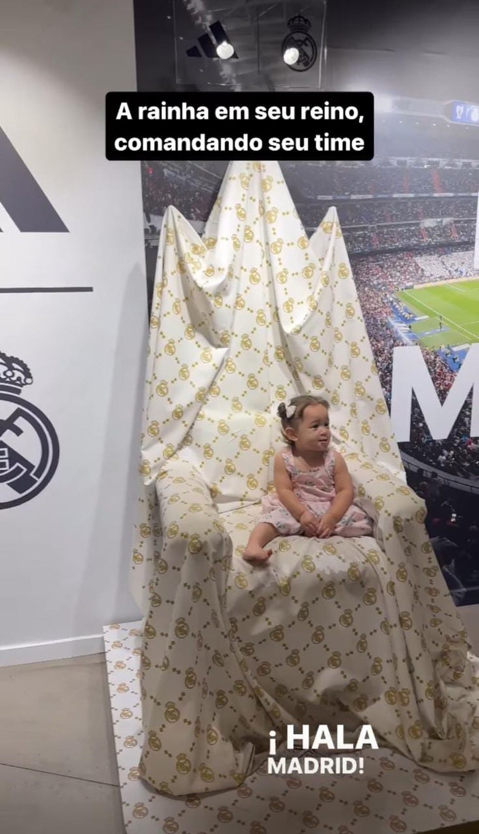 Cecilia, filha de Karoline Lima e Éder Militão, em trono do Real Madrid — Foto: Reprodução/Instagram