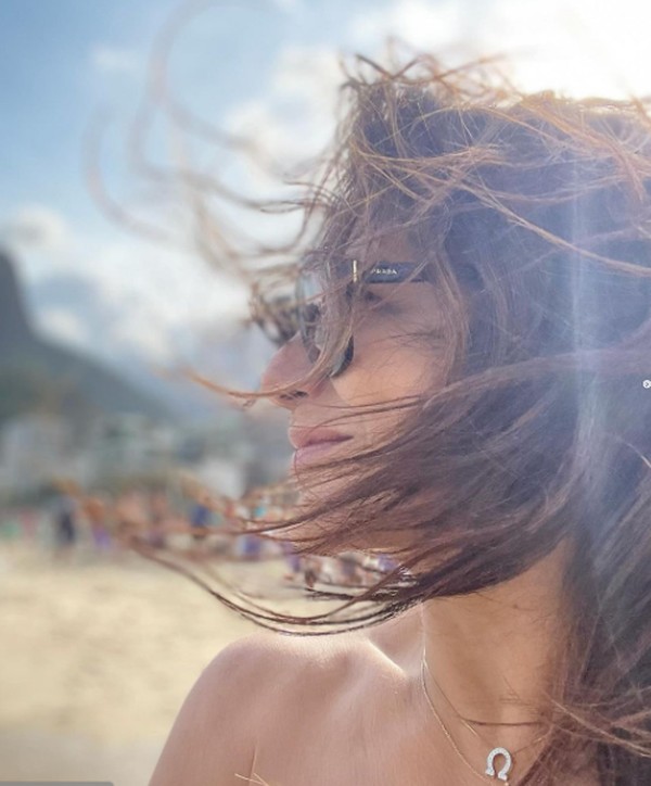Dira Paes curte dia de sol em praia: 'Sextou, praiou'