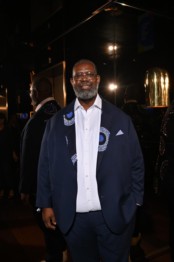 'Men of the Year': Péricles usa look bordado e feito sob medida