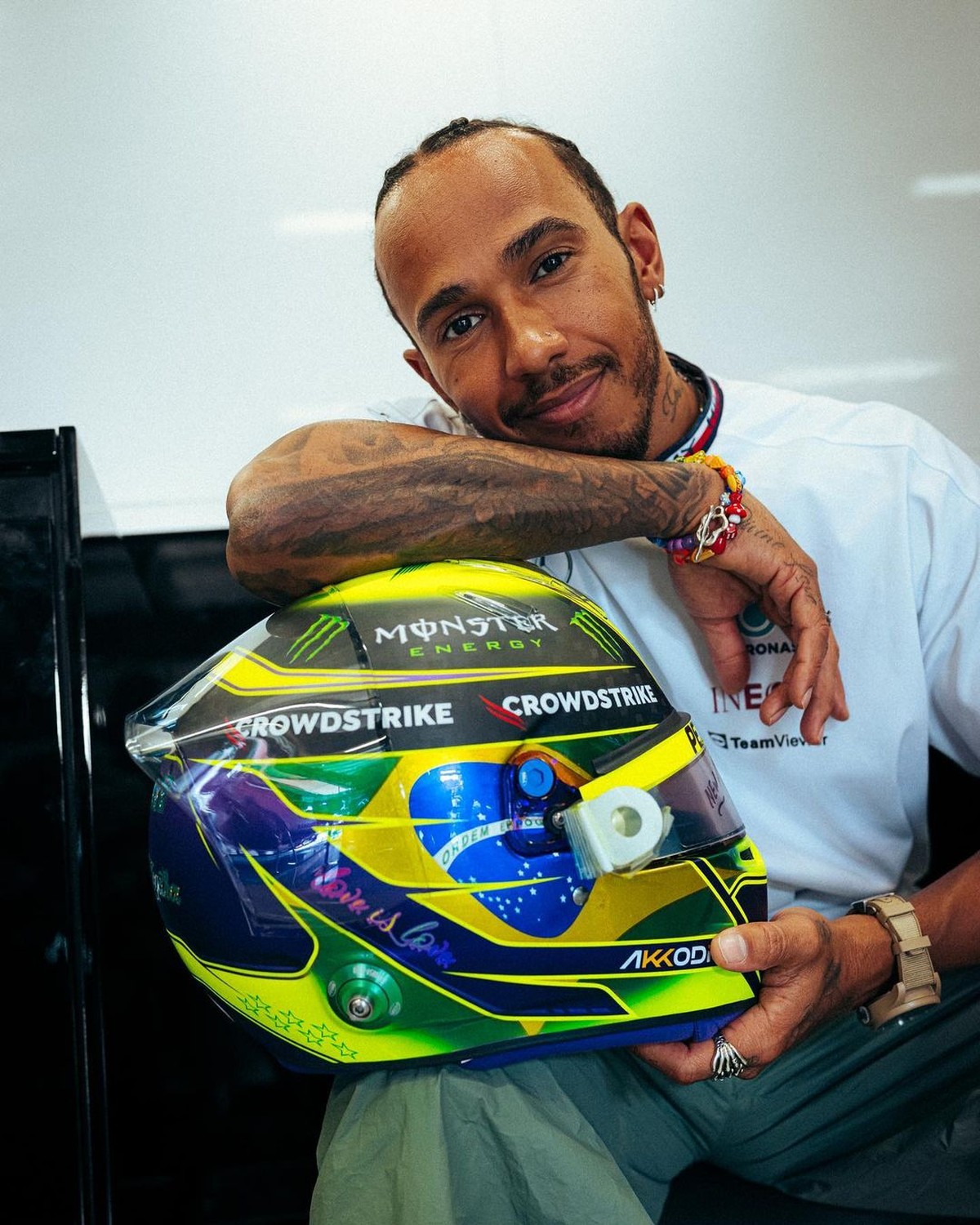 Hamilton escolhe capacete com as cores da bandeira do Brasil para o GP