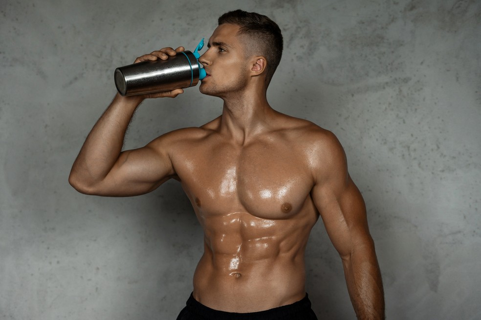 Homem tomando creatina — Foto: Getty Images
