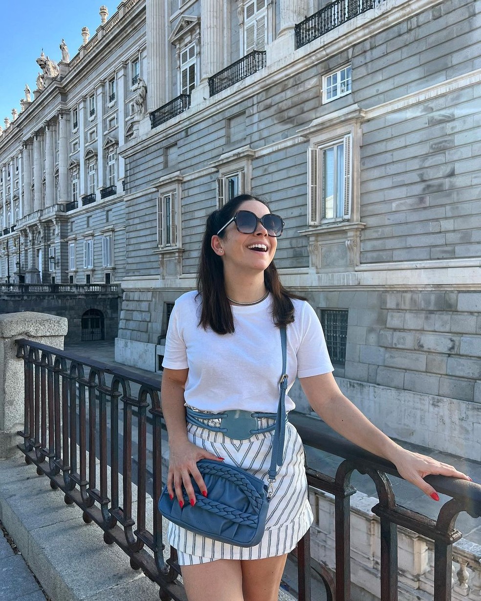 Sabrina Petraglia sorridente em viagem à Espanha — Foto: Reprodução/Instagram