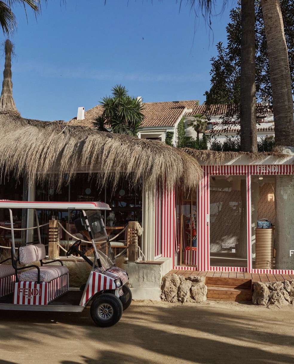 Em Marbella, na Espanha, a Fendi reinventou o Chiringuito Beach Club do hotel Puente Romano  — Foto: Divulgação
