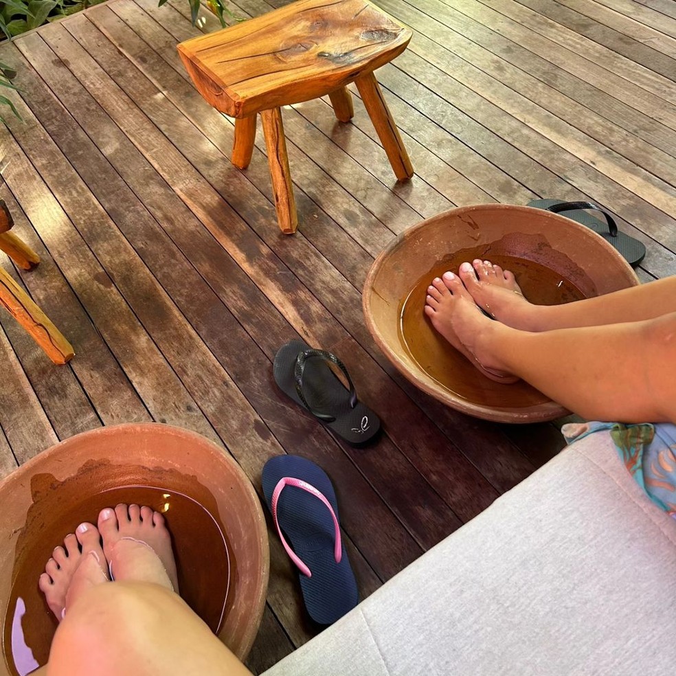 Maisa curte relaxamento com amiga — Foto: Reprodução/Instagram
