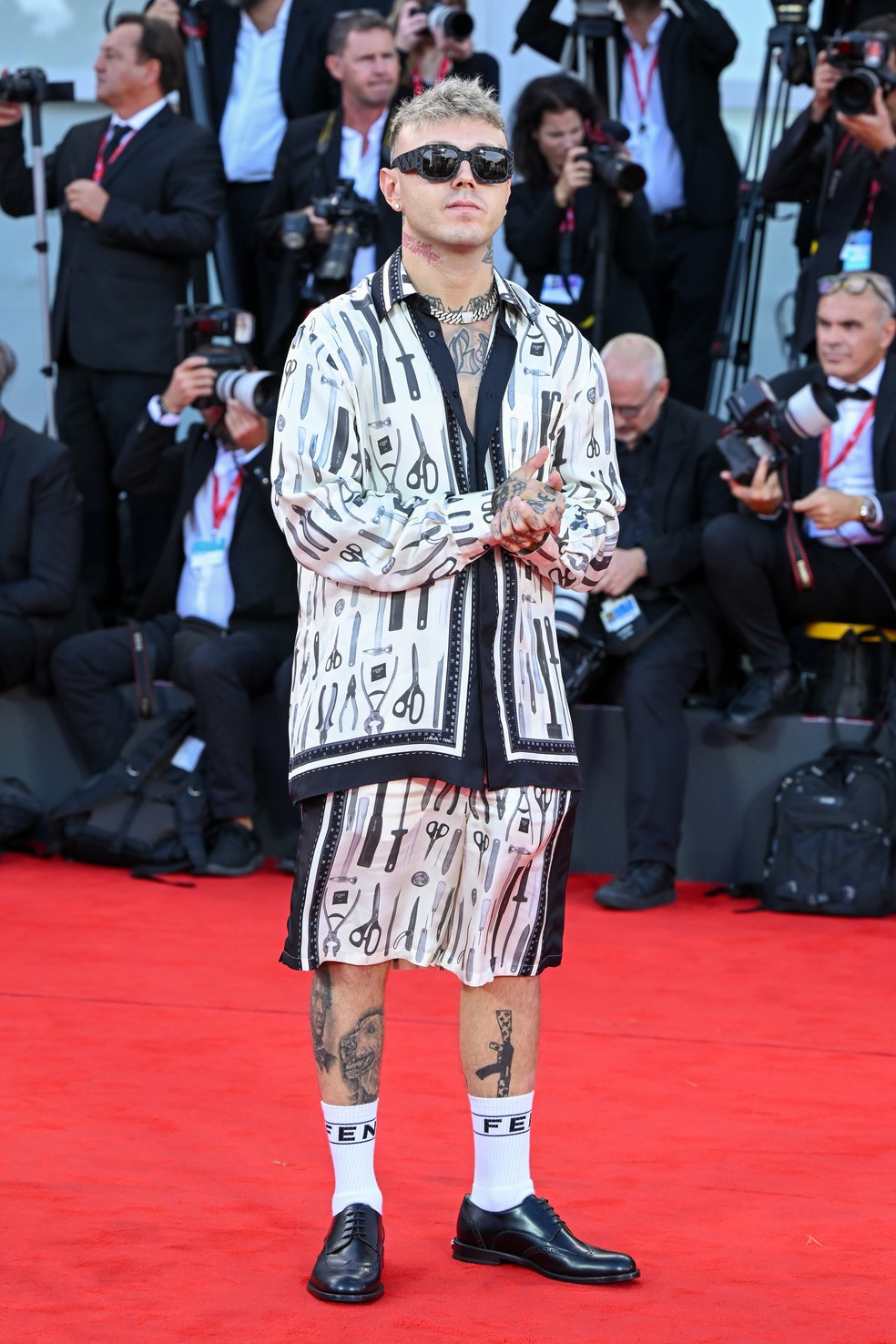 Rapper italiano Lazza no Festival de Cinema de Veneza — Foto: Stephane Cardinale - Corbis/Corbis via Getty Images