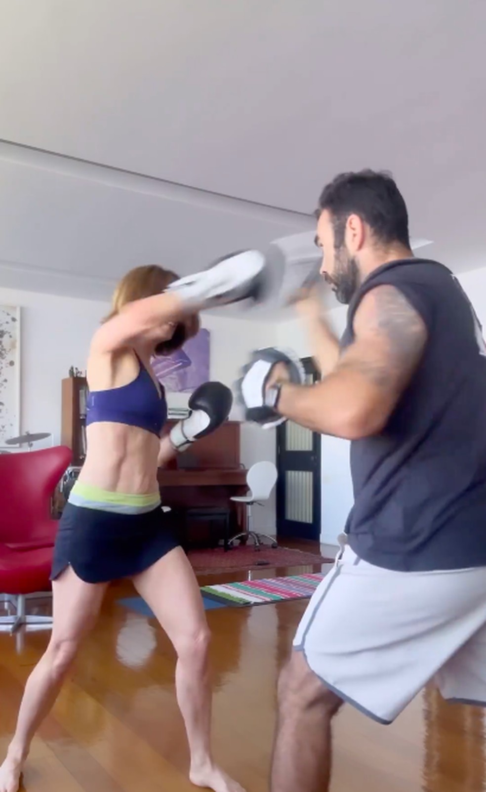 Fernanda Torres em treino de boxe postado no Instagram de Chico Salgado — Foto: Reprodução Instagram
