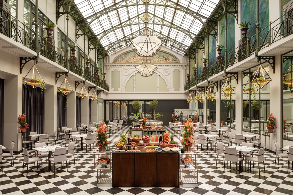 O Anantara Grand Hotel Krasnapolsky Amsterdã tem salão de café da manhã imponente — Foto: Divulgação