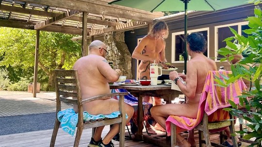 Retiro para homens usa nudismo e masturbação para 'quebrar a vergonha'