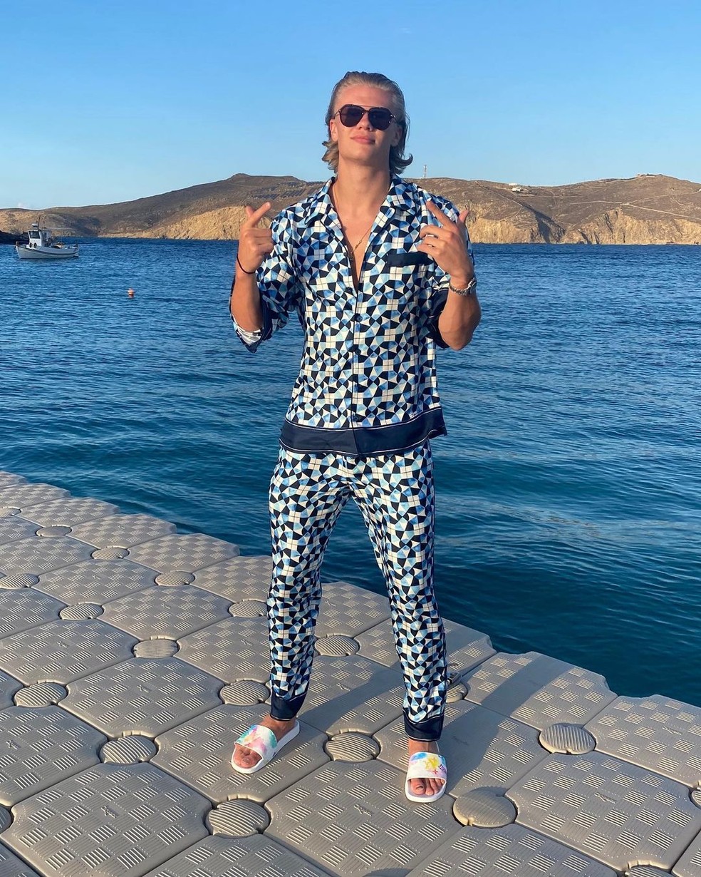 Haaland passa férias com look Dolce&Gabbana; o conjunto estampada em azul foi um dos primeiros a viralizar — Foto:  Foto: Reprodução / Instagram