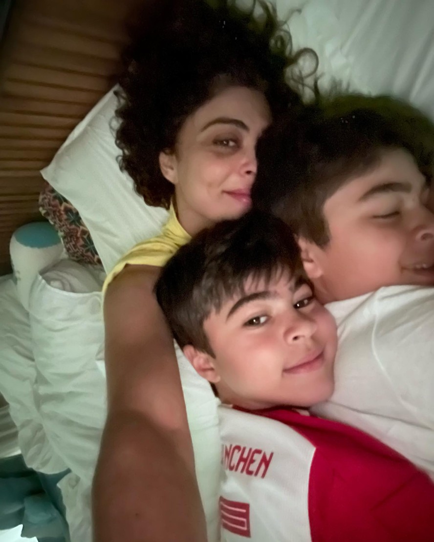 Juliana Paes curte chamego na cama com os filhos