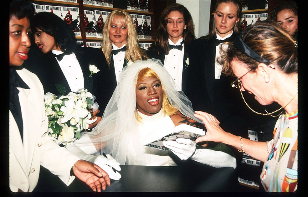 Dennis Rodman em vestido de noiva em 1996 — Foto: Getty Images