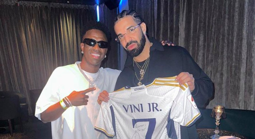 Vini Jr. e Drake posam com camisa do Real Madrid