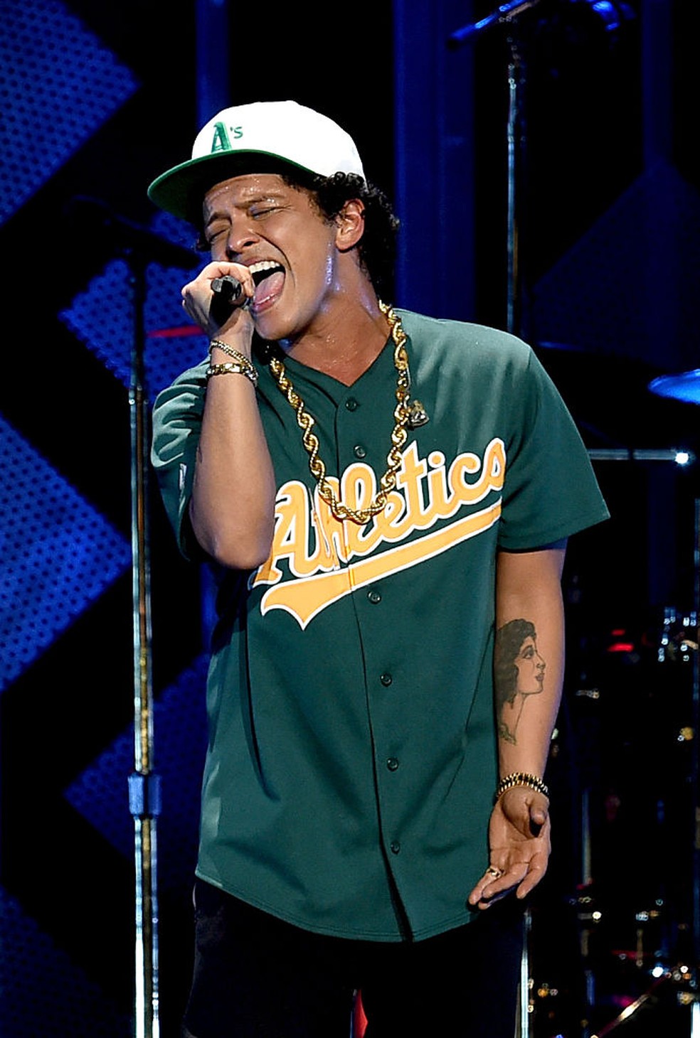 Bruno Mars usando um boné em show — Foto: Getty Images