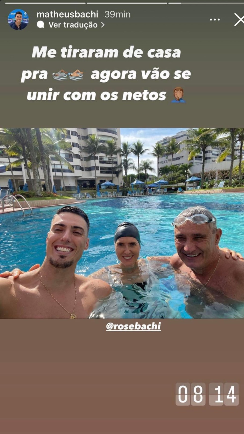 Tite posa com a esposa e o filho na piscina — Foto: Instagram