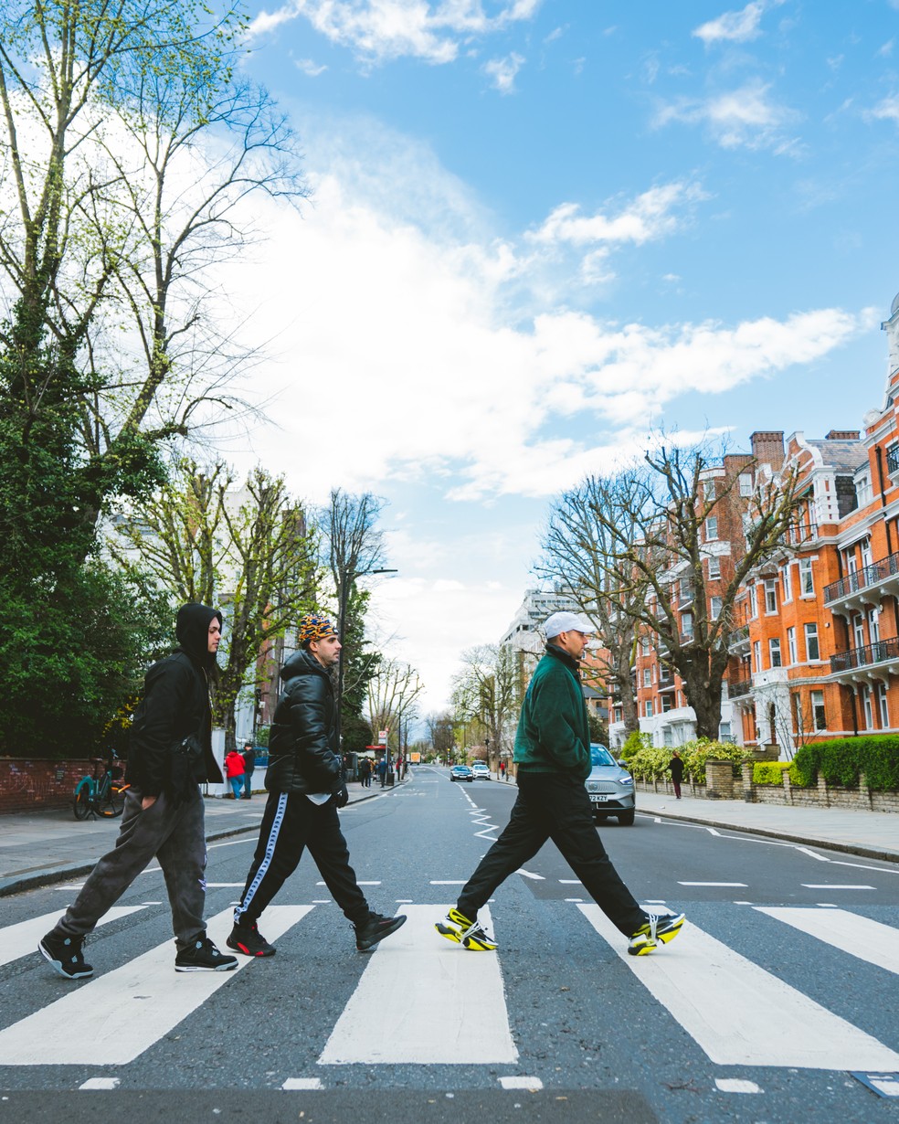 Filipe Ret e equipe na Abbey Road. — Foto: Acerco Pessoal