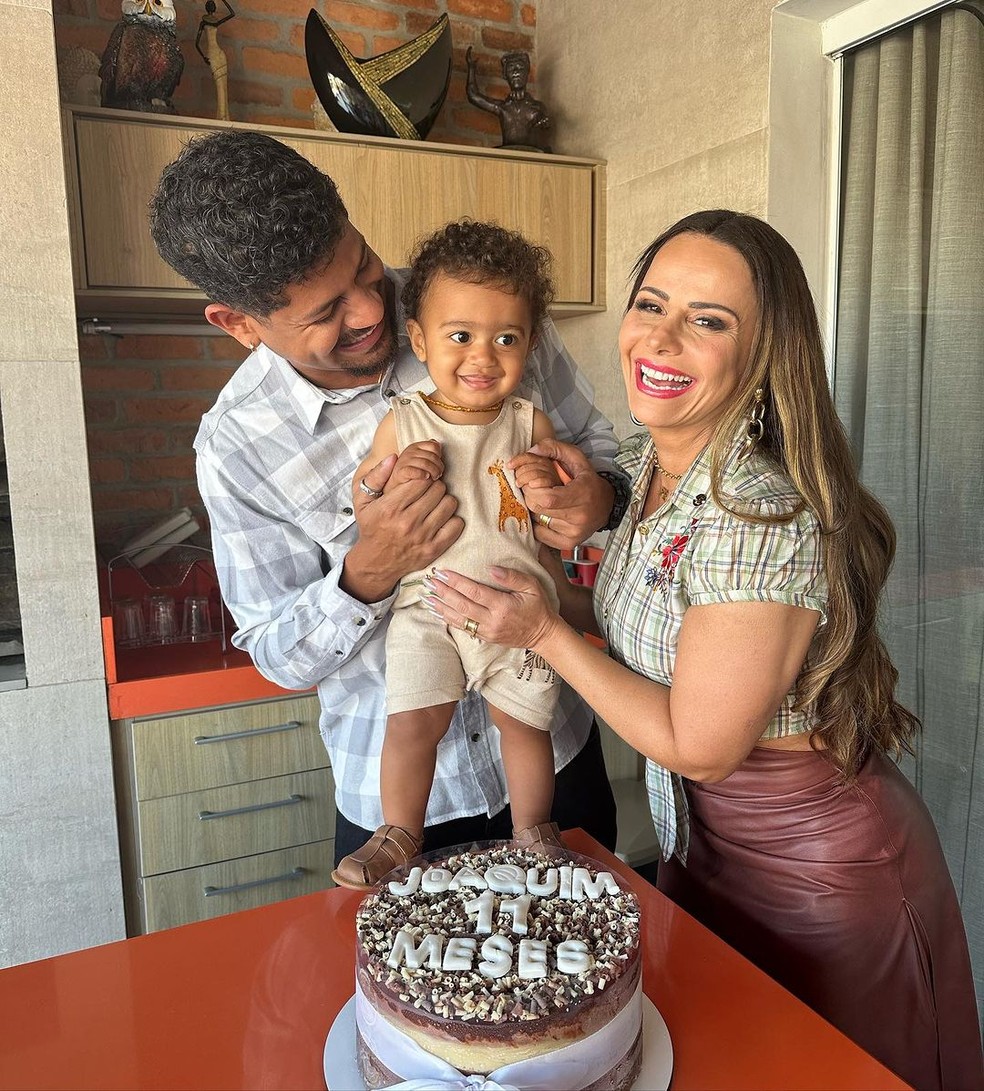 Viviane Araujo, Guilherme Militão e o pequeno Joaquim — Foto: Reprodução/Instagram