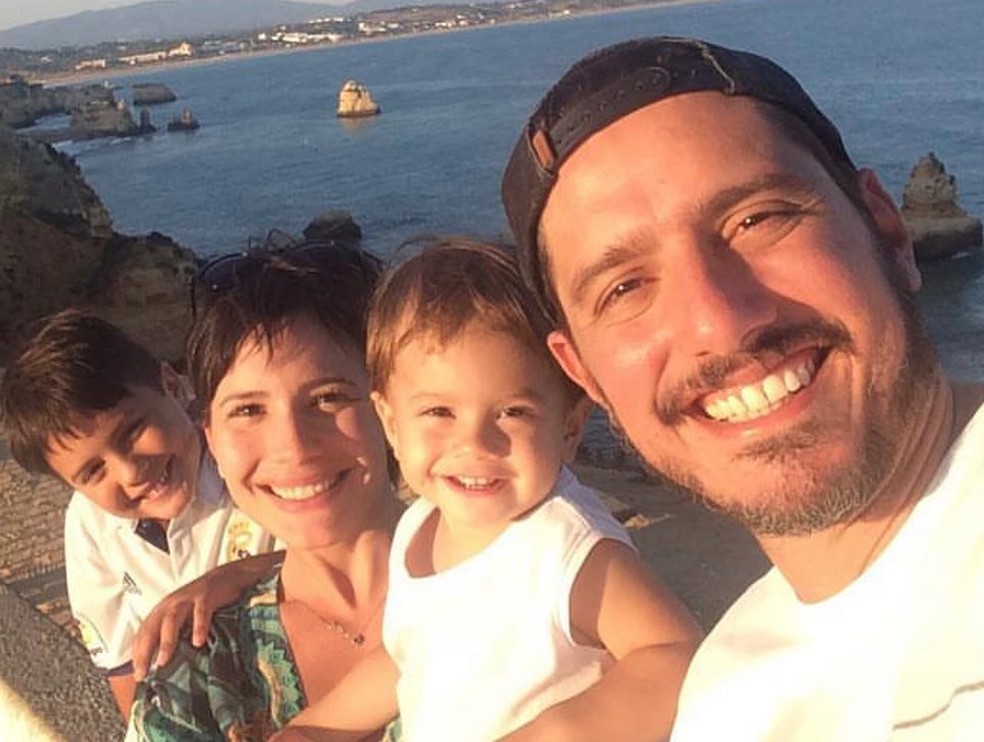 Juliana Knust ao lado de Gustavo Machado e dos dois filhos, Arthur (dir.) e Mateus (esq.) — Foto: Reprodução/Instagram