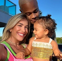 Selfie do cantor Léo Santana com a esposa Lore Improta e a filha Liz — Foto: Instagram/Reprodução