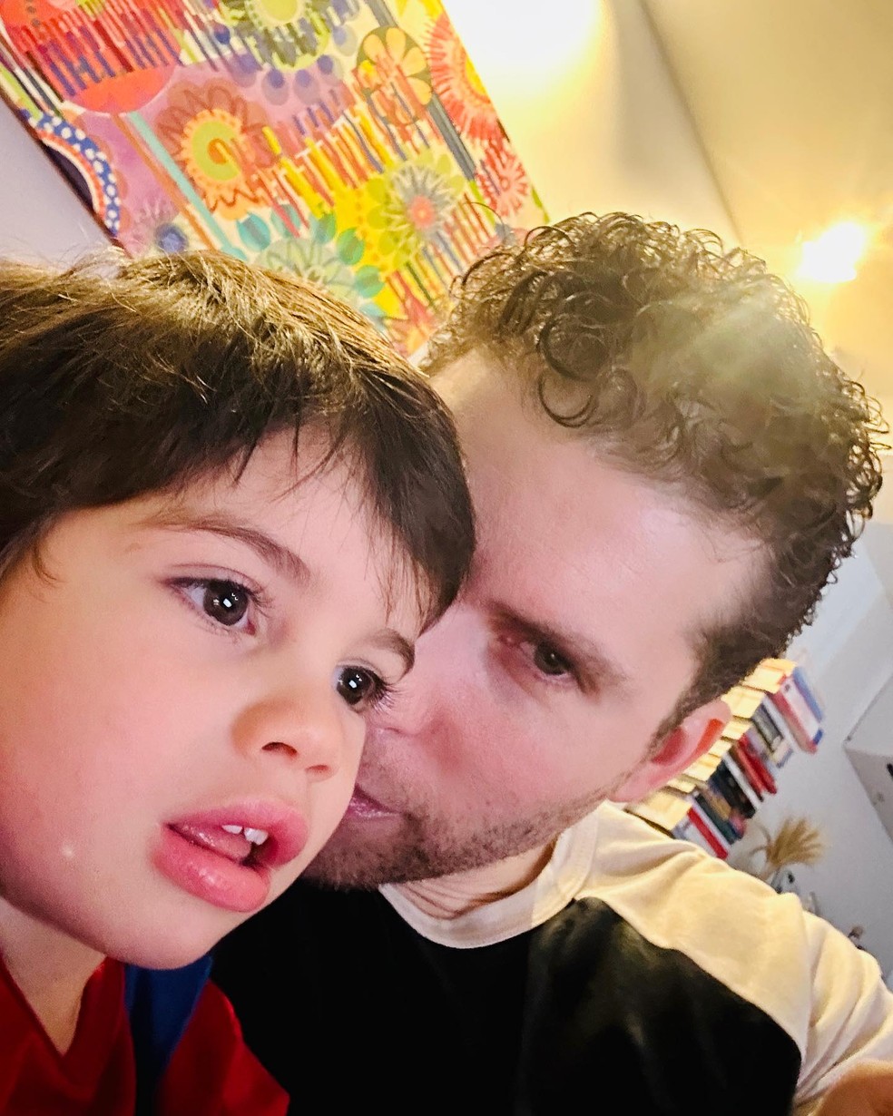 Thiago Fragoso abraça o filho Martin, de 3 anos — Foto: Reprodução/Instagram