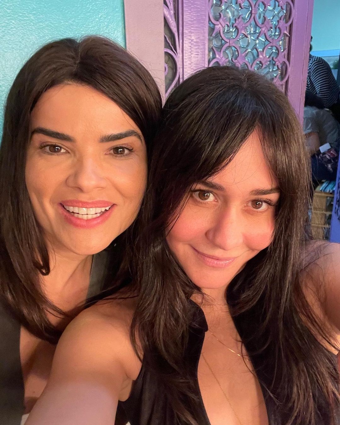 Alessandra Negrini e Vanessa Giácomo nos bastidores da novela Travessia — Foto: Instagram/Reprodução