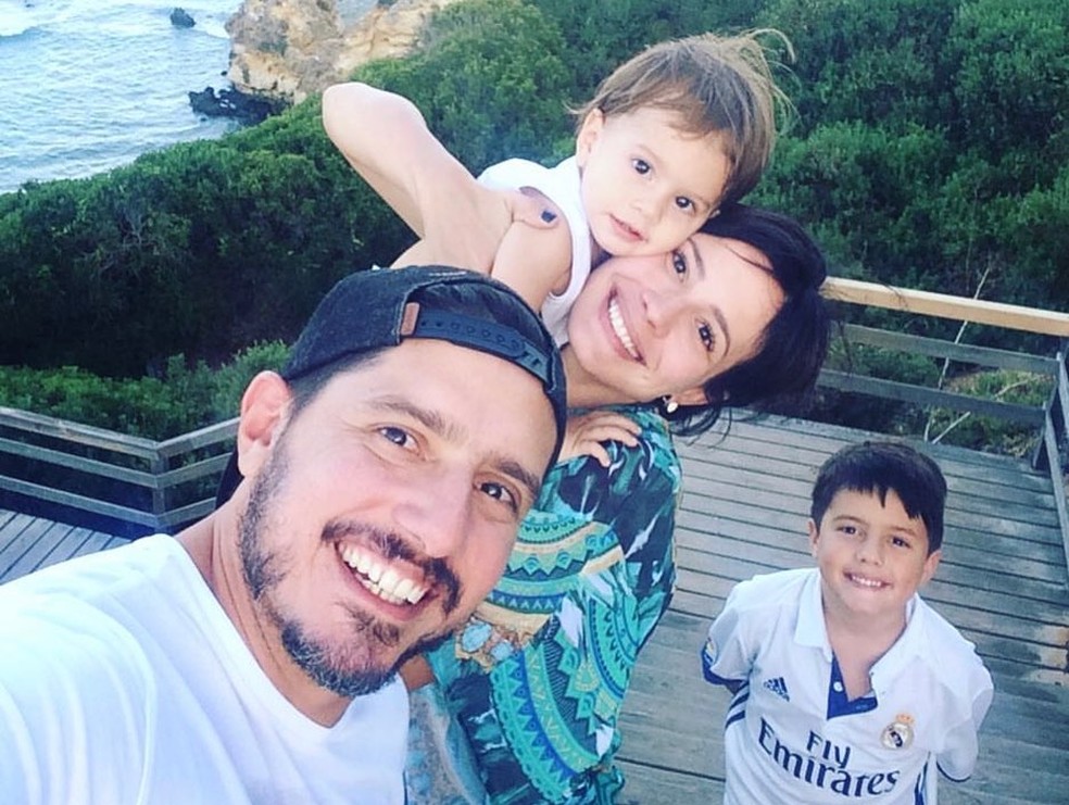 Juliana Knust, Gustavo Machado e os filhos Arthur (esq.) e Mateus (dir.) — Foto: Reprodução/Instagram
