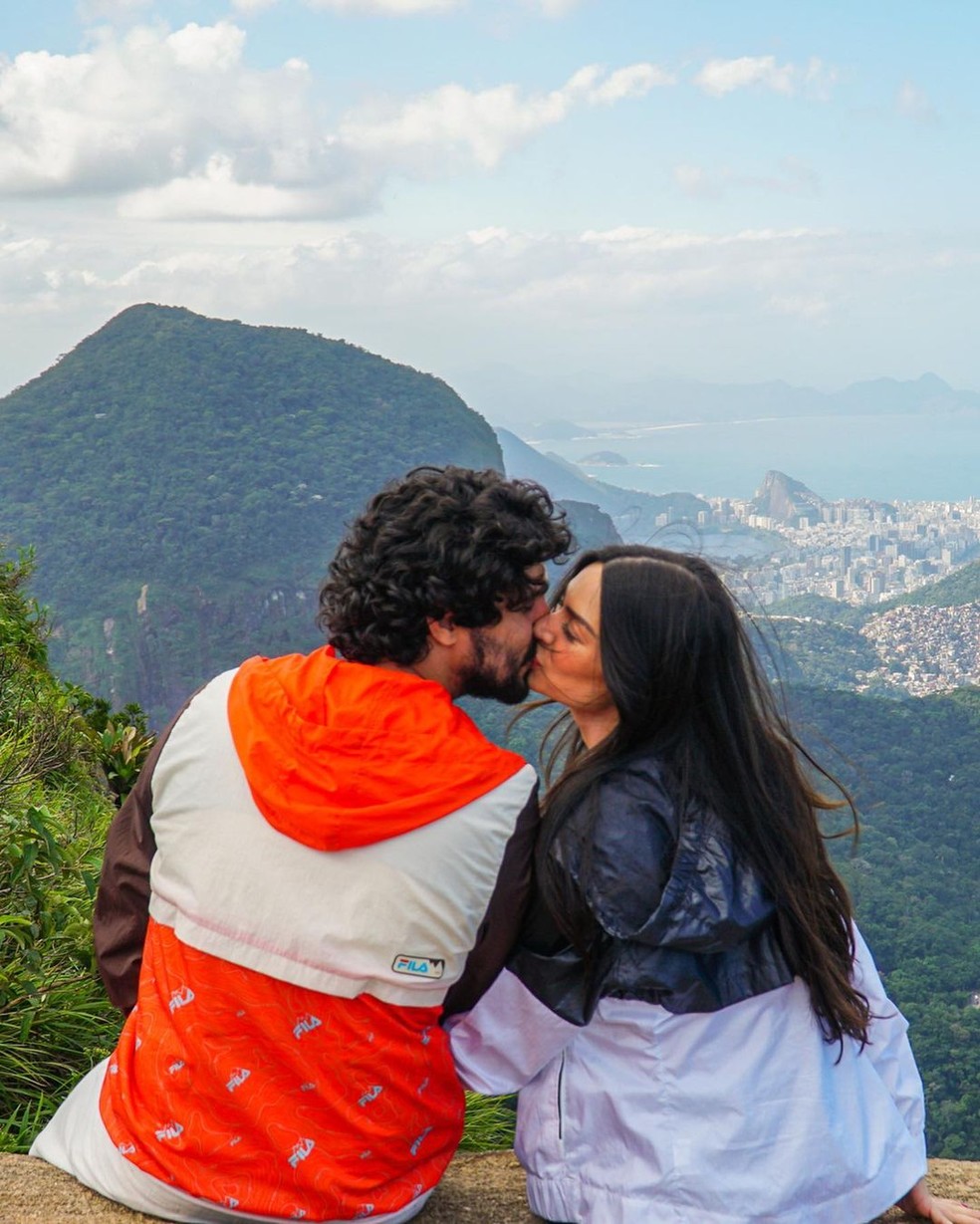 Thaila Ayala e Renato Góes na Pedra Bonita, no Rio — Foto: Reprodução/Instagram
