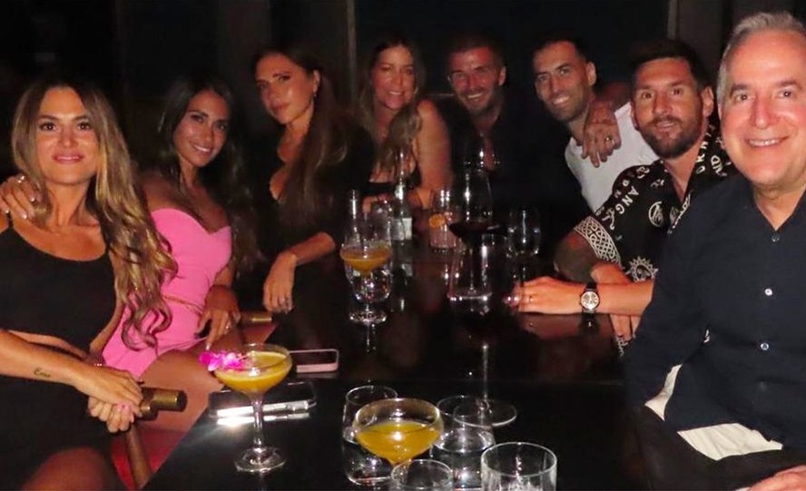Beckham posta jantar com Messi, Busquets e família em restaurante de Bad Bunny