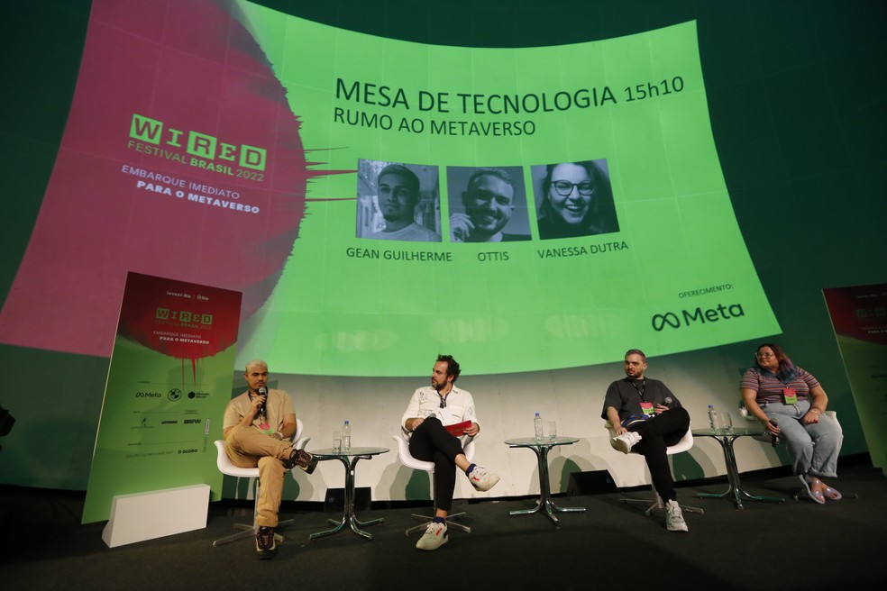 (Da esq. para dir.) Gean Guilherme, Theo Rocha, Ottis e Vanessa Dutra em painel no Wired Festival Brasil — Foto: Wired Festival Brasil