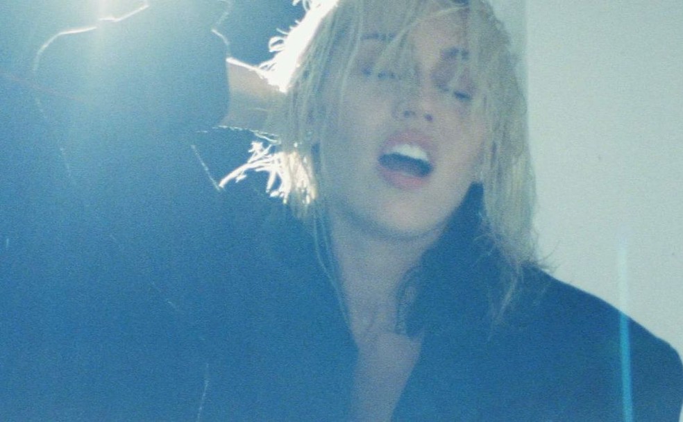 Miley Cyrus em trecho do teaser de divulgação do novo álbum — Foto: Reprodução