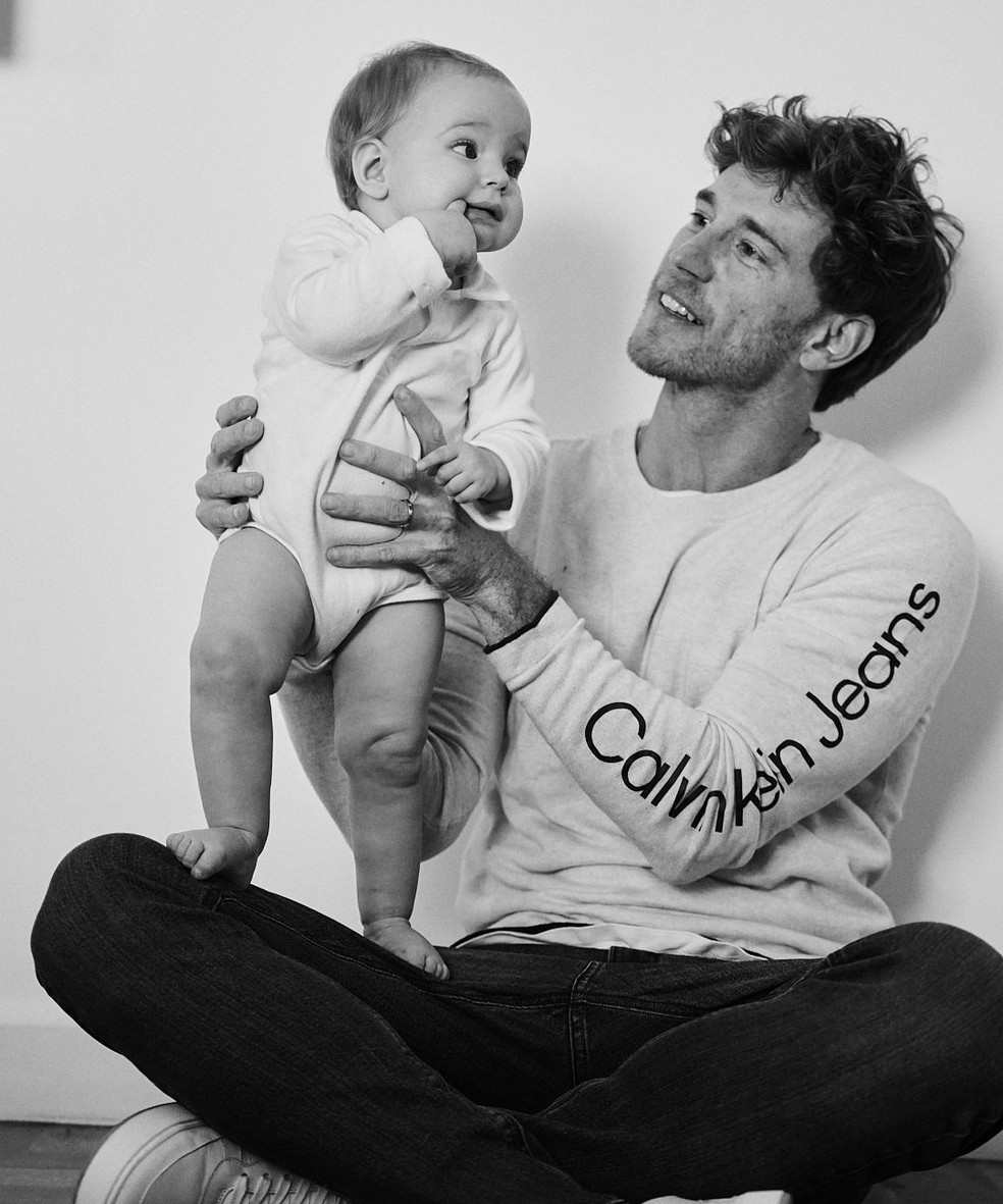 Os pequenos modelam pela primeira vez ao lado do pai na divulgação da linha de tênis da Calvin Klein — Foto: Divulgação