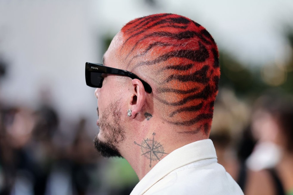 Uma referência de cabelos divertidos é J Balvin, que usou este penteado no MTV VMA de 2022 — Foto:  MTV/Paramount Global