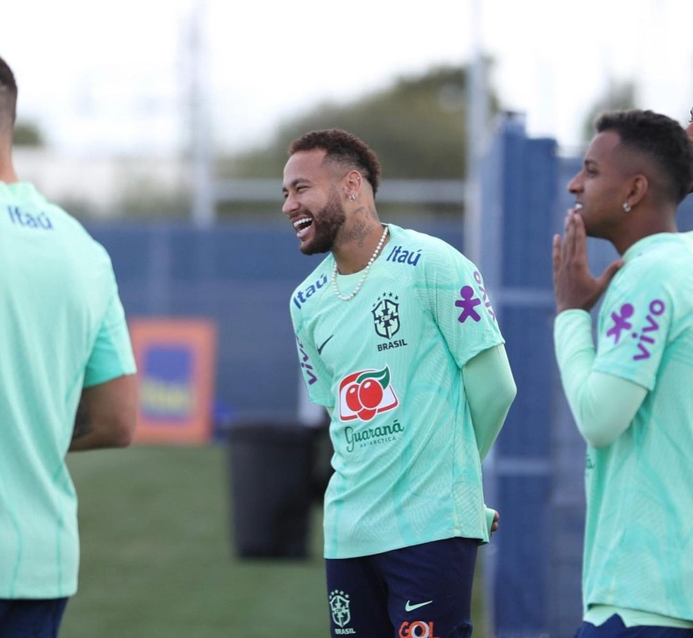 Com novo uniforme de treino da Seleção para a Copa, Neymar usa colar de pérolas durante treinamento em Le Havre, na França — Foto: Divulgação Instagram