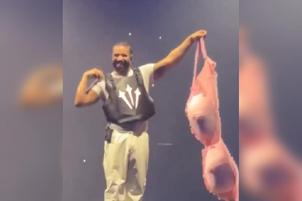 Drake recebe presente inusitado durante apresentação — Foto: Divulgação