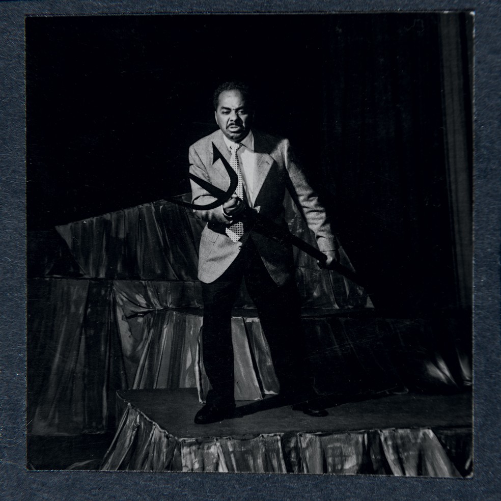 Abdias Nascimento encena a peça "Sortilégio", em 1957 — Foto: José Medeiros/Divulgação