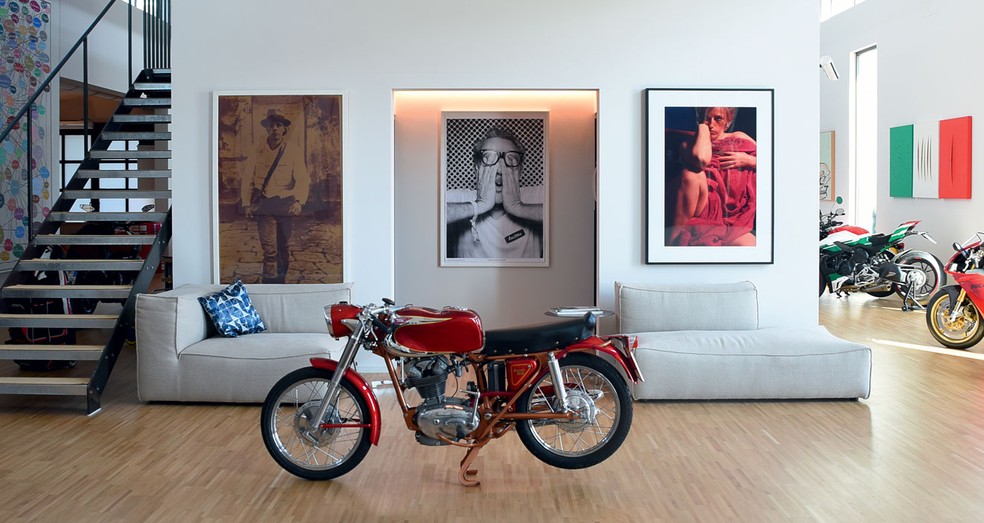 O galpão tem Ducati, como esta 200 Elite, e obras de primeira grandeza, como fotos de Joseph Beuys e Cindy Sherman — Foto: Divulgação
