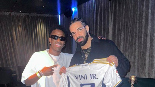 Vini Jr. posa com Drake e autografa camisa para rapper: "Número um"