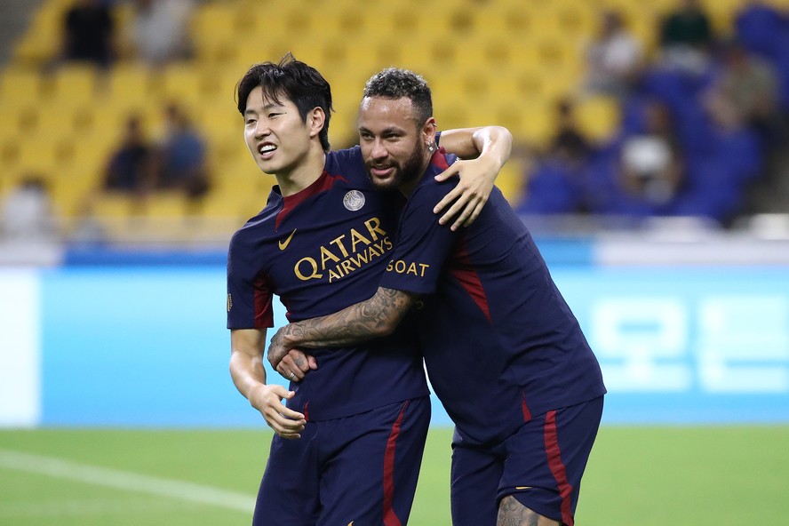 Lee Kang-in e Neymar abraçados durante treino do PSG