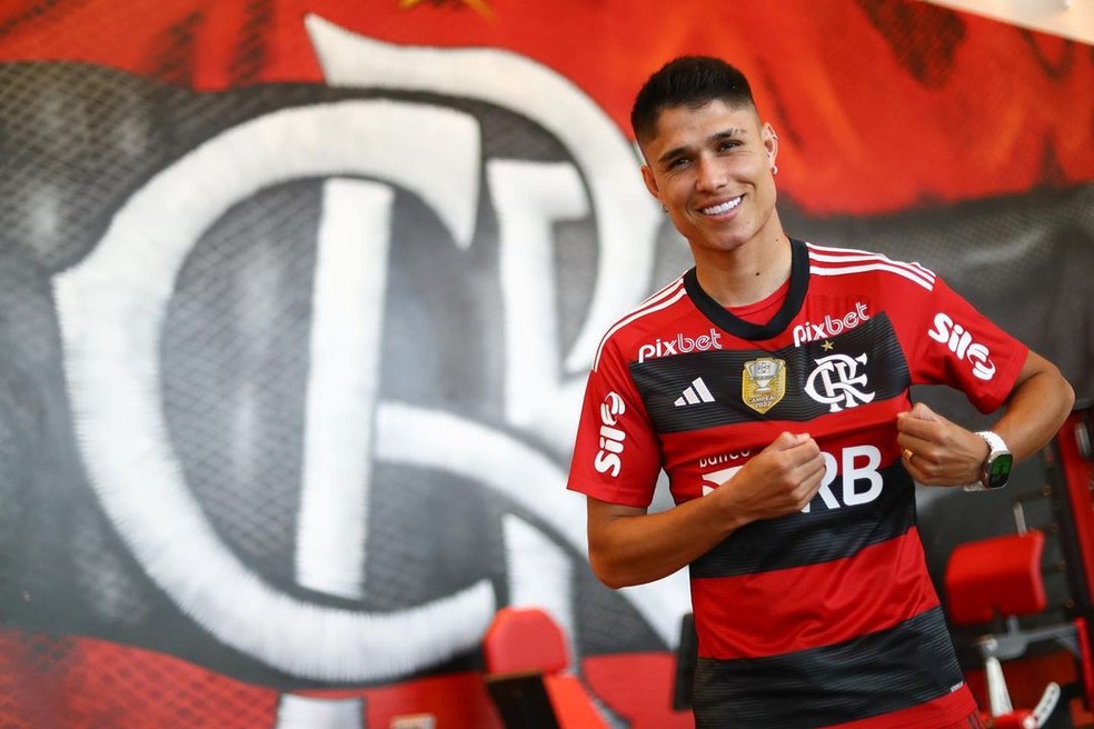 Luiz Araújo é apresentado pelo Flamengo — Foto: Divulgação / Flamengo