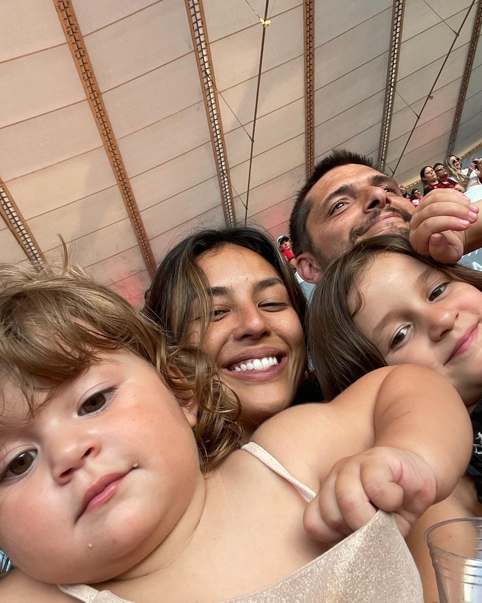 Yanna Lavigne e Bruno Gissoni com as filhas no estádio do Maracanã — Foto: Reprodução/Instagram