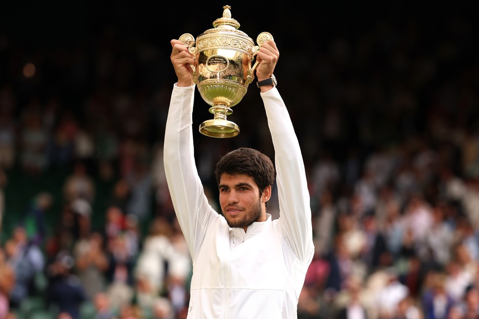 Alcaraz supera Djokovic em grande final e é campeão em Wimbledon — Foto: Getty Images