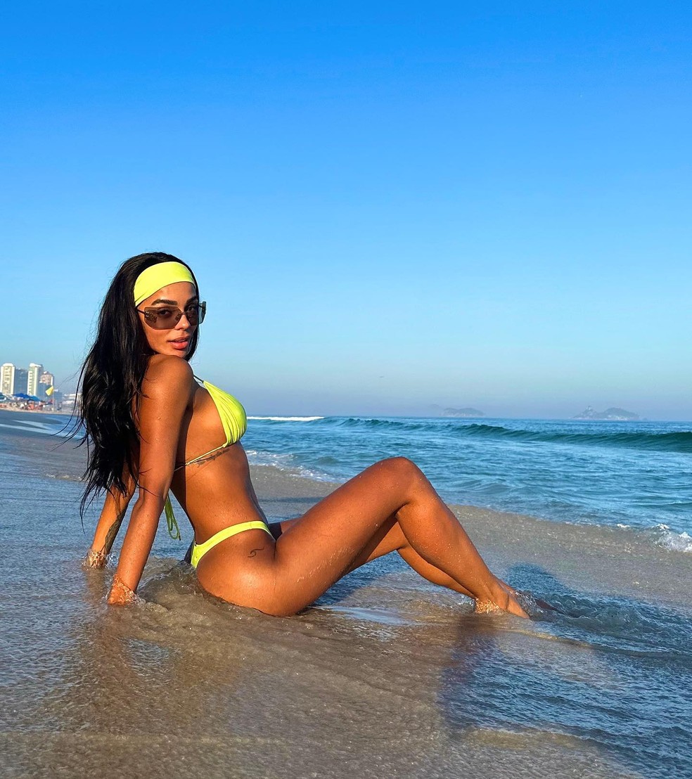 Brunna Gonçalves faz carão em clique de biquíni na praia — Foto: Reprodução/Instagram